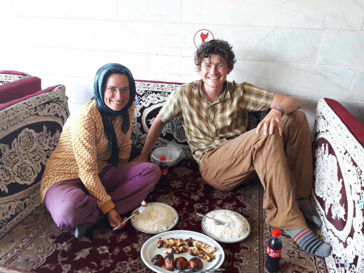While the trike created a fury outside the gas station, me and AnSo got to sit on a carpet and eat rice and kebab in peace and quiet.